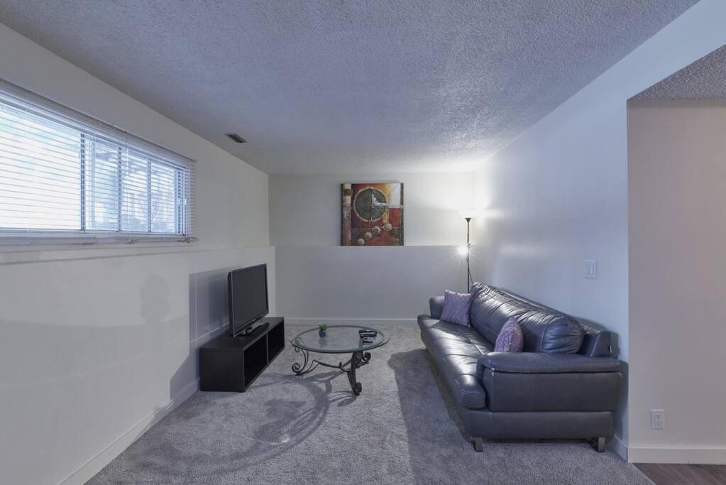 Holiday home 2bedroom W/ Great Access Into & Out The - 7818 Calgary